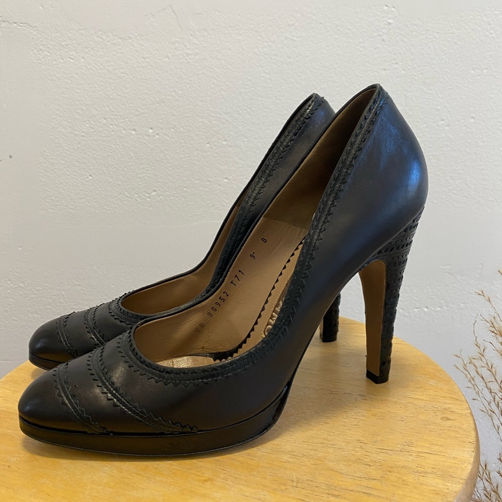 Ferragamo Black Leather Heels with Scallop details - Picture 5 of 10